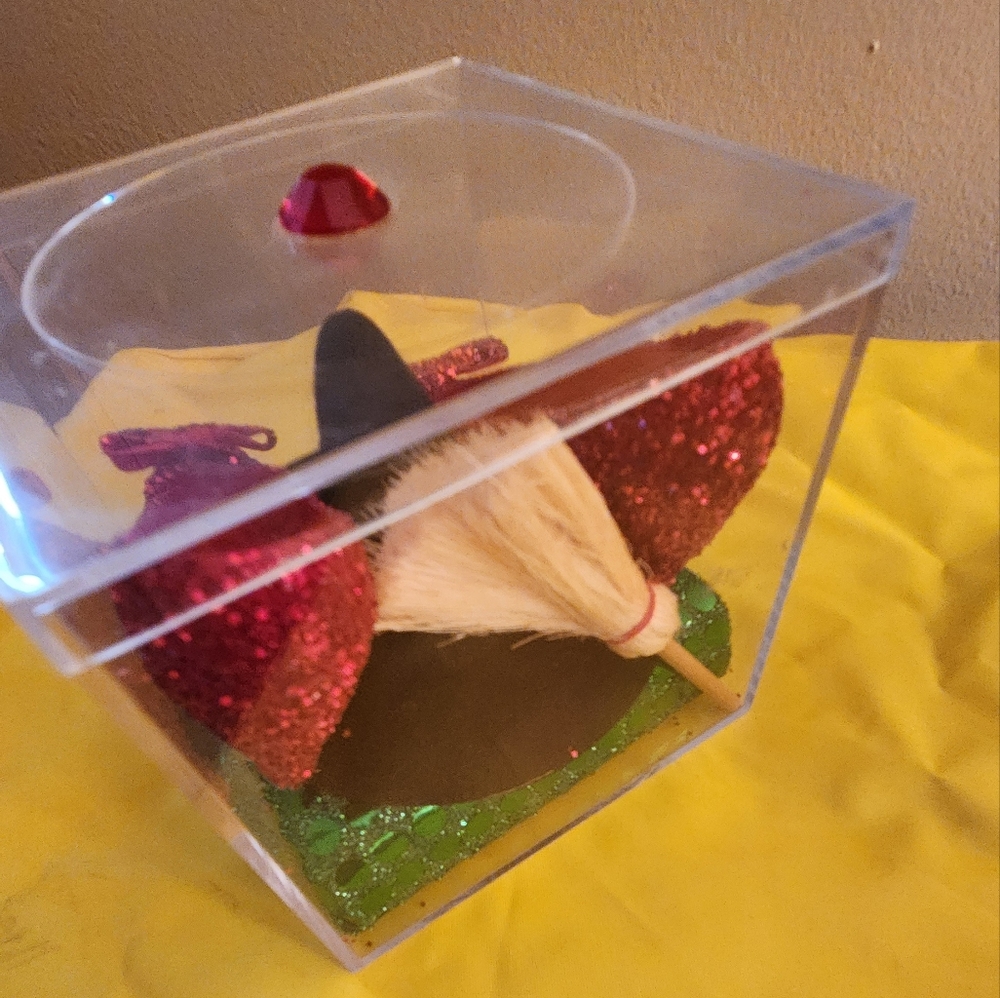 Wizard of Oz Collectible Figurines and Book Set - Picture 3 of 8
